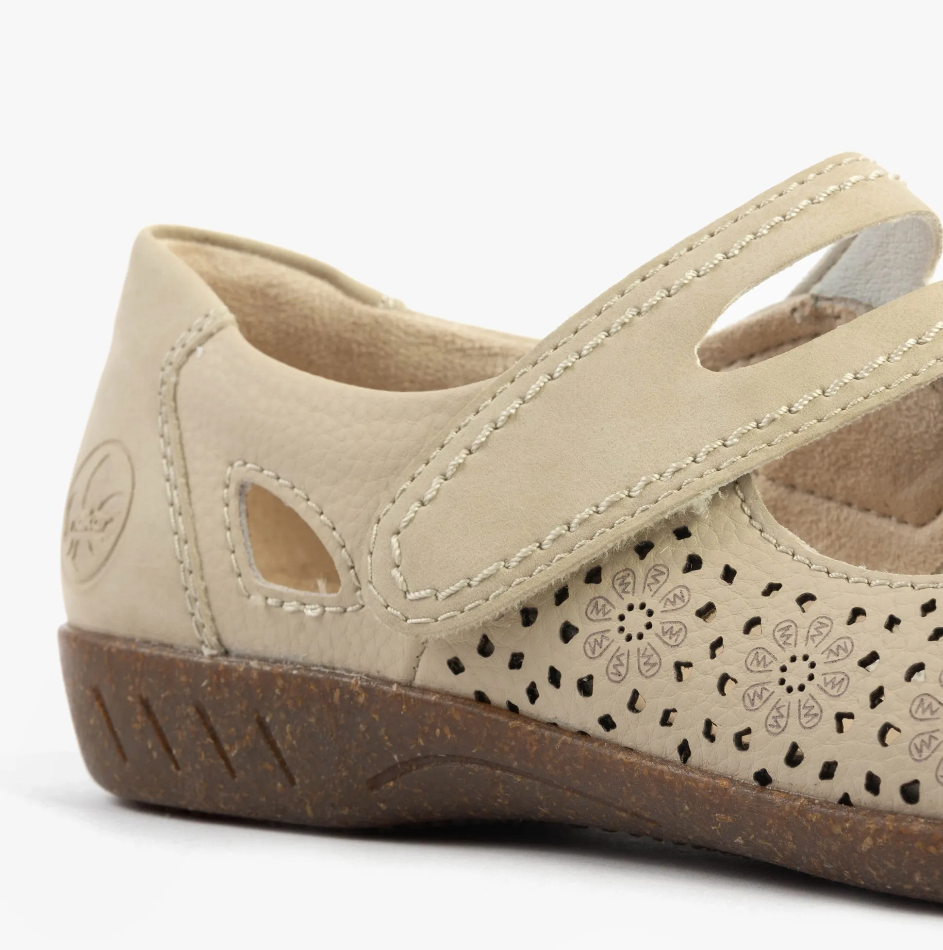 47675-60 Womens Shoes Beige