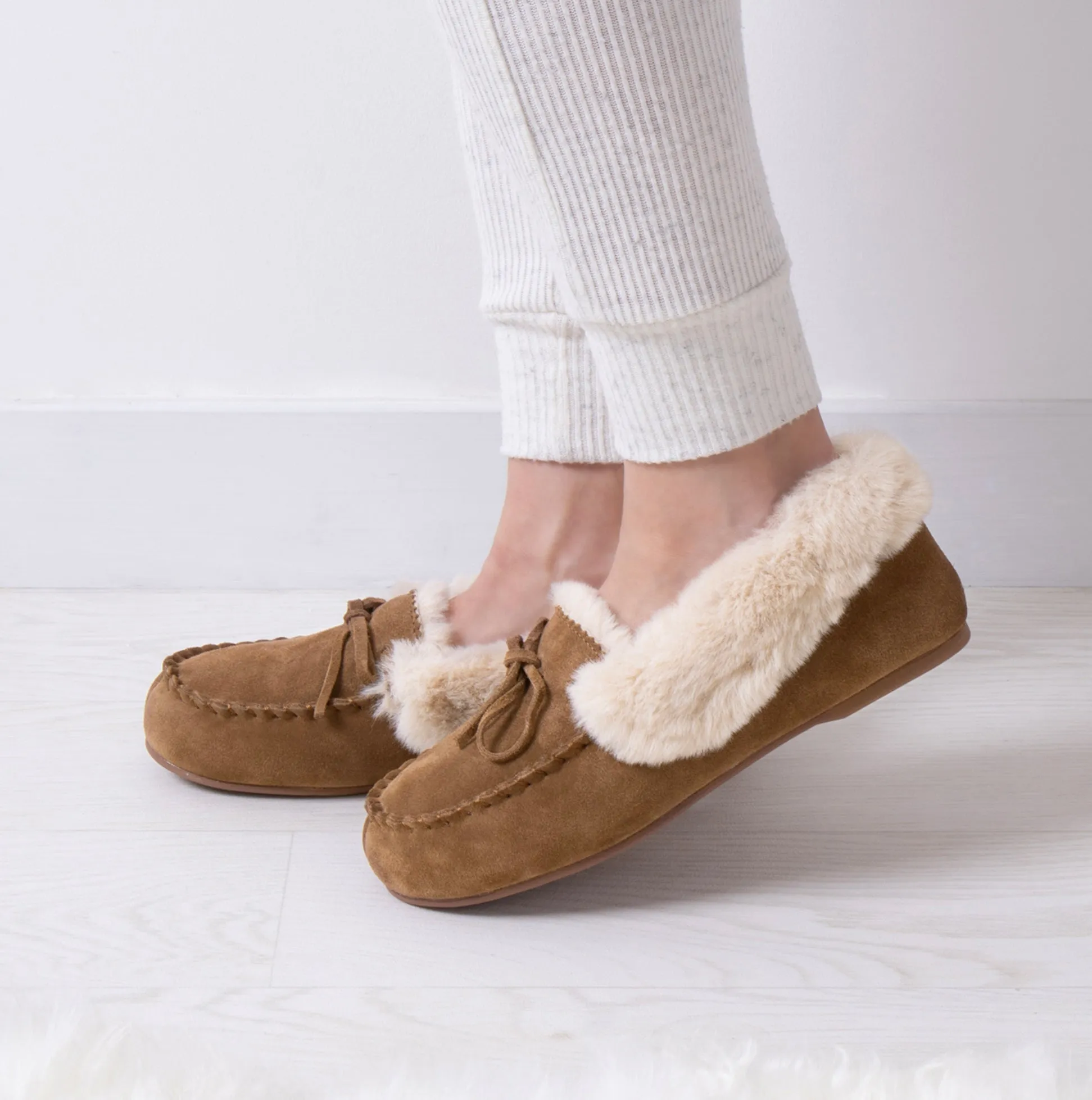 Totes Isotoner GENUINE SUEDE MOCCASIN WITH FAUX FUR LINING Womens Tan